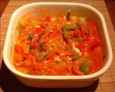 Mon premier complète l'expression "Ne pas ... mot". Mon second, noir, a propagé la peste. En roulant, le dé perd son accent et devient mon troisième. Mon tout est une spécialité basque.