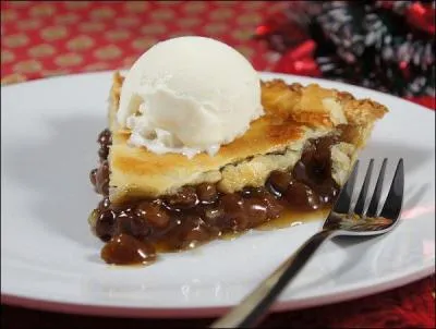 Mon premier est une crème aux ufs. Mon second, suspect, éveille la méfiance. Mon tout, mélange de raisins secs et de mélasse, garnit des tartes au Québec.