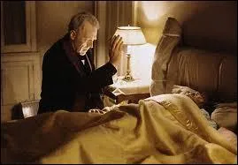 Que jette l'exorciseur sur le corps de la fille ?