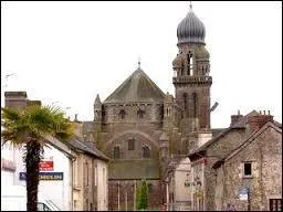 Nous sommes à Corps-Nuds, ville bretonne située dans le département ...
