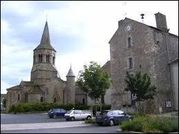 Nous sommes dans le centre de Marcillat-en-Combraille. Commune auvergnate, elle se trouve dans le département ...