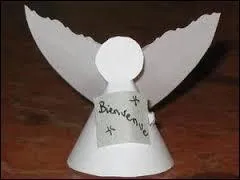 Qui chantait "Déjà les p'tits anges sur le papier peint, j'trouvais ça étrange, j'disais rien, ells me font marrer ses idées loufoques, depuis qu'elle est en cloque" ?