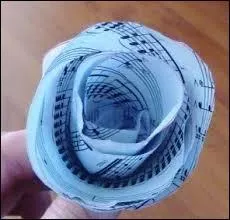 Dans une comptine bien connue, l'escalier est en papier, mais en quoi est la maison ?