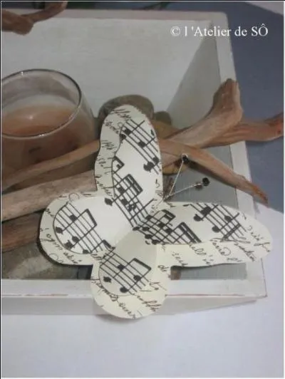 Qui chantait "Moi je construis des marionnettes avec de la ficelle et du papier" ?