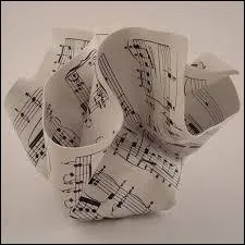 Qui chantait "Nous sommes des étrangers, des sans-papiers, des hommes, des femmes sans domicile, Oh ! Notre Dame et nous te demandons asile" ?