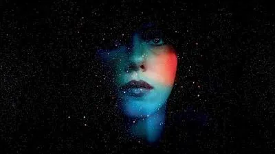 Under the skin : une extraterrestre arrive sur Terre pour séduire des hommes avant de les faire disparaître...