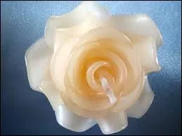 Qu'est-ce qui permet à une mèche de brûler régulièrement ?