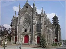 Nous nous trouvons devant l'église de Saint-Julien-de-Vouvantes. Commune des Pays-de-la-Loire, elle se situe dans le département ...