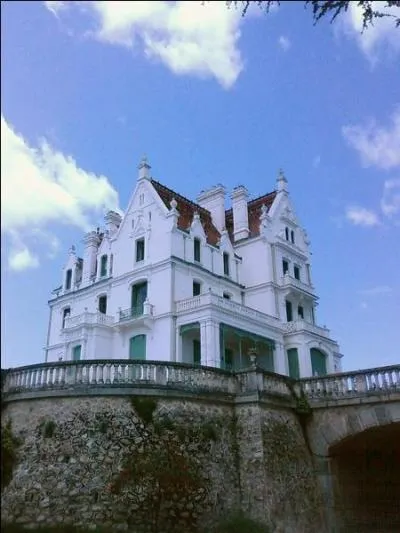 Le château de Valmy, de style Art nouveau, typique de la Belle Époque, est bâti sur les hauteurs de cette ville des Pyrénées-Orientales.
