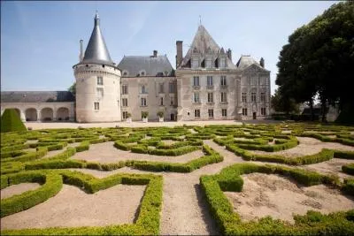 Quel est ce bourg de l'Indre &agrave; la limite de la Touraine et du Berry poss&eacute;dant un beau ch&acirc;teau et une int&eacute;ressante &eacute;glise Saint-Nazaire ?