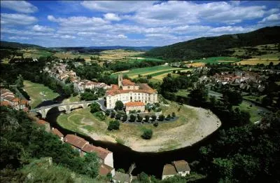 Terminons notre promenade par une visite du pittoresque bourg de Lavo&ucirc;te-Chilhac qui poss&egrave;de les restes d'une abbaye b&eacute;n&eacute;dictine et un beau pont en pierre en dos-d'&acirc;ne ?