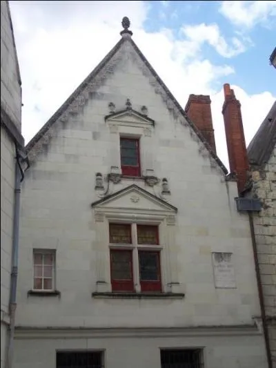 A Ch&acirc;tellerault dans la Vienne vous verrez une maison ancienne portant le nom d'un personnage illustre qui y passa une partie de son enfance, qui est-ce ?