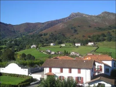 Dans quel d&eacute;partement pourrez-vous admirer la montagne de la Rhune ?