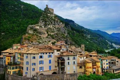 Quelle bourg des Alpes-de-Hautes-Provence est domin&eacute; par un fort &eacute;difi&eacute; par Vauban ?