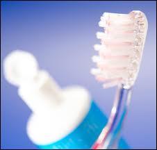 Dans quel pays a été inventée la brosse à dents ?