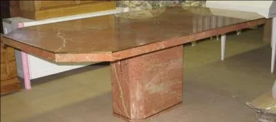 Jour 19 : roche dérivée du calcaire, existant dans une grande variété de coloris, pouvant présenter des veines ou marbrures !