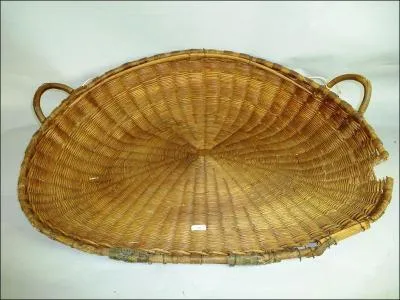Jour 20 : panier plat généralement en osier, à deux anses, utilisé autrefois pour séparer la paille et la poussière du bon grain !
