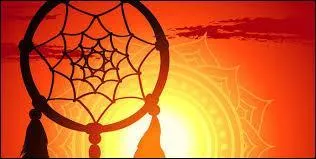 Pratique religieuse qui met en relation avec les esprits surnaturels par l'intermédiaire d'un prêtre médium.