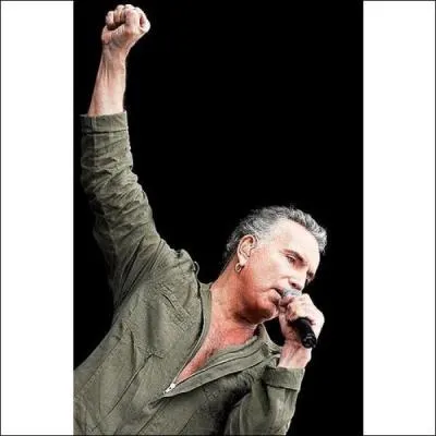 ''Quand tu n'entends plus dans ton cœur trop lourd / Battre ton sang noir, voiler les tambours / Et quand le soleil comme une blessure / Fait place à la nuit quand la mort rassure / Faut vivre encore'' 
Quel est le titre dont ces paroles sont extraites ?