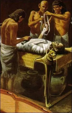 Il deviendra un grand savant d'une immense sagesse, et sera l'initiateur de la technique de l'embaumement.