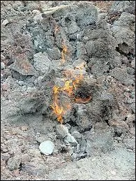 Il créera une arme dévastatrice pour son pharaon en guerre contre les Édomites, appelée "Feu-qui-ne-s'éteint-pas". Avec quel élément ?