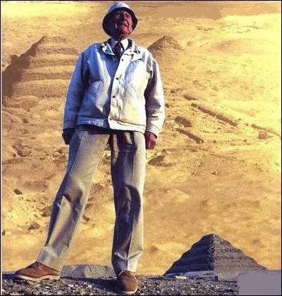 Qui est cet égyptologue, une institution en soi, qui a consacré sa très longue vie entièrement à ce site qui sans lui n'existerait pas ?