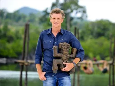 Comment s'appelle le présentateur ?