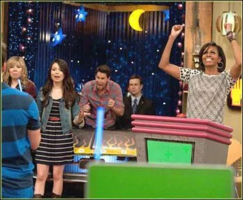 Qui est celle derrière le pupitre ?