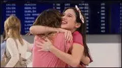 Violetta repousse Thomas pour le laisser à Francesca.