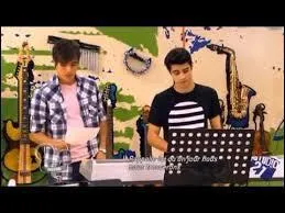 Roberto triche et change la note de danse de Thomas.