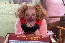 Ludmila doit enfiler un costume de cochon pour une pub.
