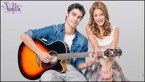 Thomas et Violetta s'embrassent pour la première fois face à un coucher de soleil.