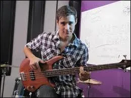 L'instrument privilégié de Léon est la batterie.