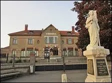 Nous nous trouvons maintenant en Lorraine, à Jeandelize. Village de l'arrondissement de Briey, il se situe dans le département ...