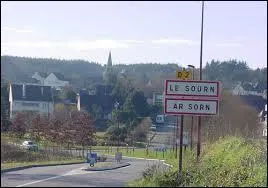 Nous entrons dans le village Morbihannais de La Sourn. Nous sommes en région ...