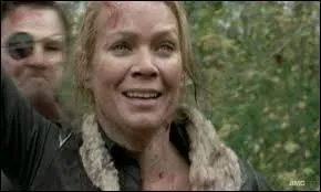 Alors qu'elle se retrouve tout près de la prison, et qu'elle se croit hors de danger, que lui arrive-t-il ?