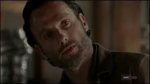 À qui, seulement, révèle-t-il son stratagème ?