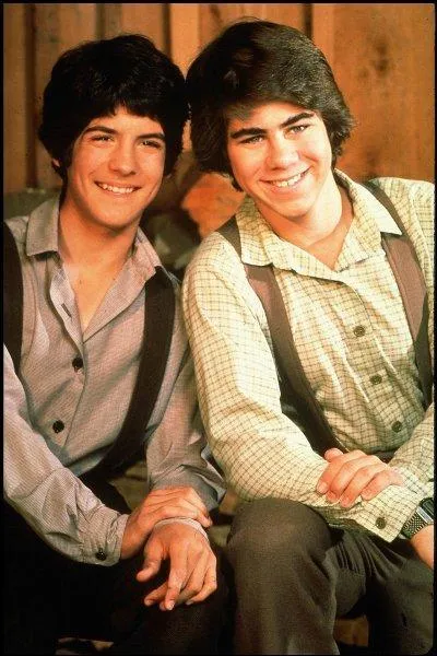 Dans la vie Albert Ingalls et Andrew Garvey son demi-frères.