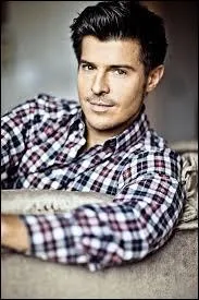 En quelle année son premier album connaît-il un échec ?