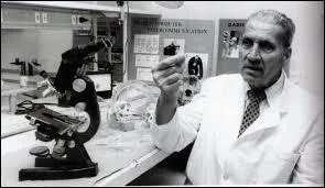 Lequel de ces hommes avait pour surnom "puces cérébrales" ?