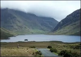 Comment appelle-t-on un lac en Irlande, tant au Nord qu'au Sud ?