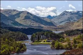 Comment nomme-t-on ces anciennes vallées glaciaires faisant toute la splendeur des paysages écossais ?