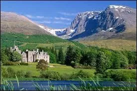 Comment s'appelle le point culminant du Royaume-Uni, situé en Ecosse ?