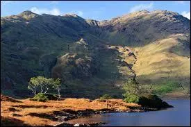 Quelle ville, située dans le même comté que le Connemara, en est traditionnellement considérée comme la porte d'entrée ?