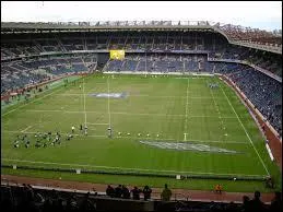 Dans quelle ville se situe le célèbre stade de rugby de Murrayfield ?