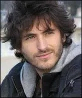 Ce jeune chanteur interprète ''La Vie simplement'' . Il a pris pour pseudo : Mickael...