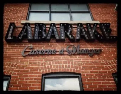 Ce restaurant est situé dans une ancienne caserne de pompiers vous y mangerez bien et vous aurez en prime une des plus belles terrasses de Montréal. Son nom fait référence à une espèce de cabane au Canada et s'écrit en un seul mot ! C'est ?