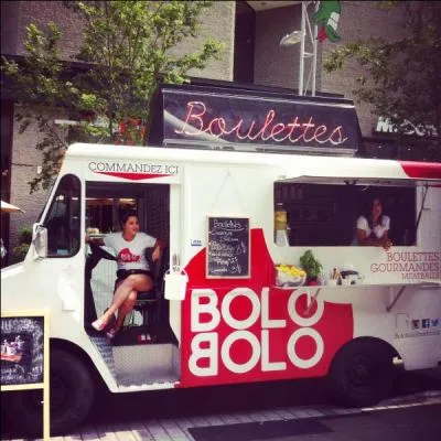 Spécialisé dans les boulettes dont les fameuses boulettes au macaroni ce restaurant a aussi un camion de nourriture l'été dans les rues de Montréal comme on le voit sur la photo. Regardez la photo et trouvez le nom de ce restaurant !