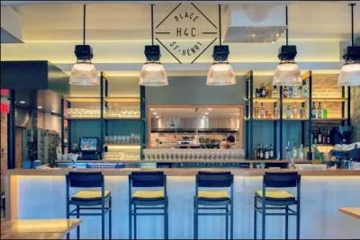 Situé dans un ancien quartier très pauvre de Montréal et qui se gentrifie : Saint Henri, c'est l'un des meilleurs bistros de Montréal. Son nom est le début de son code postal. ils ne se sont pas cassés la tête !