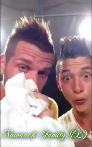 Que met-il sur sa tête quand il n'est pas coiffé ?